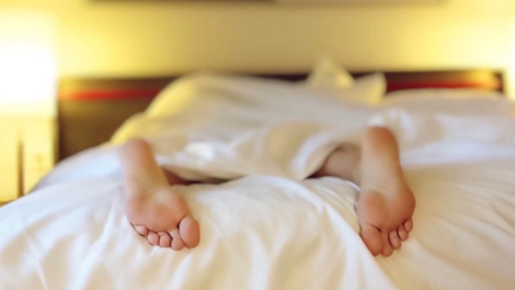 Füße eines schlafenden Menschen im Bett, guter Schlaf